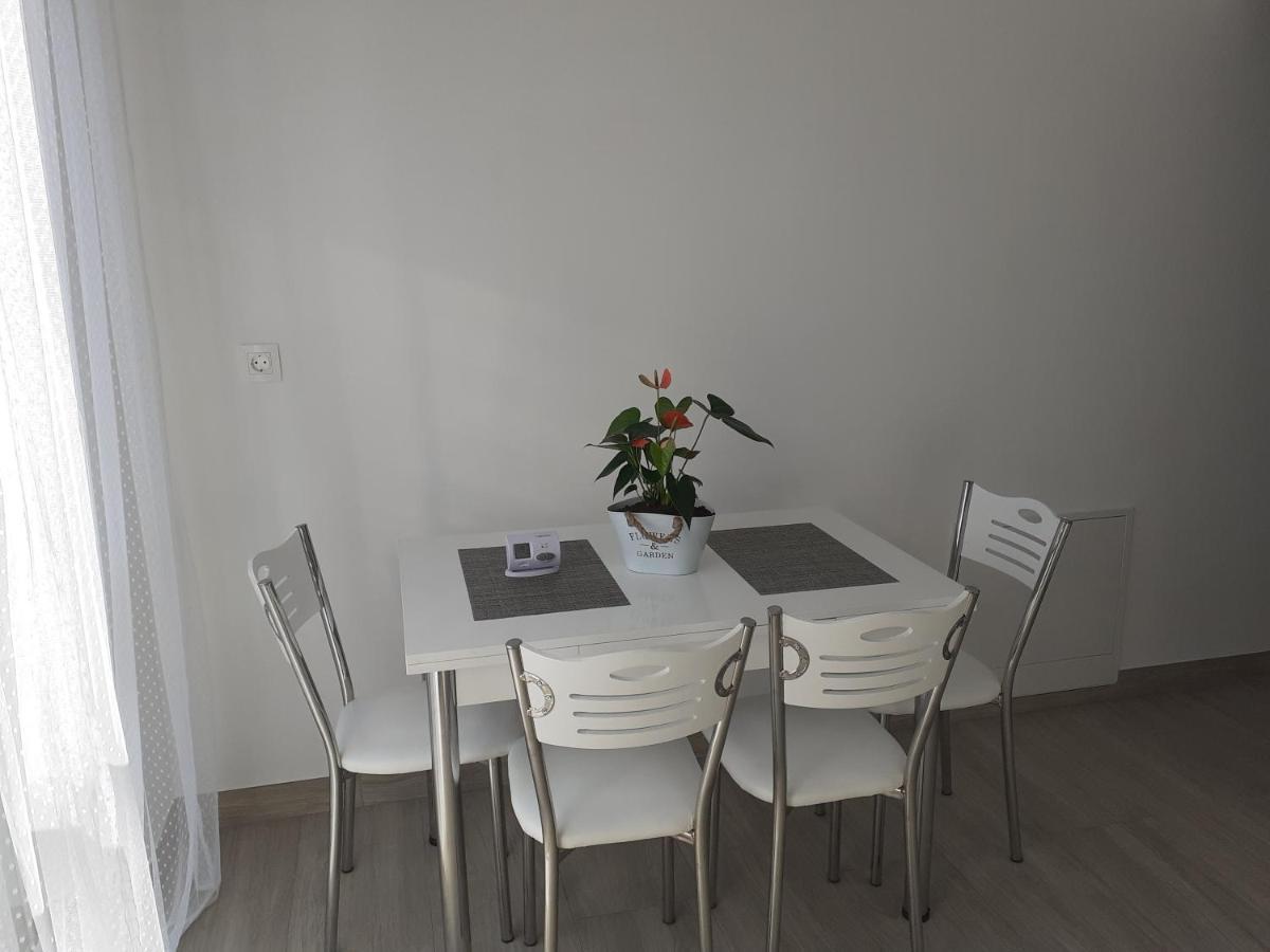 Sara Apartman Livezeni  Extérieur photo